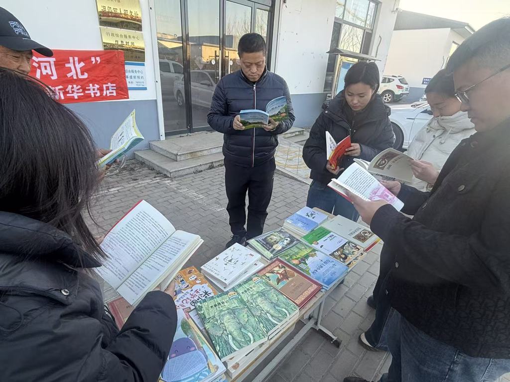 抚宁分公司 | 书香进社区，服务暖民心——“三下乡”走进抚宁镇行政综合服务中心