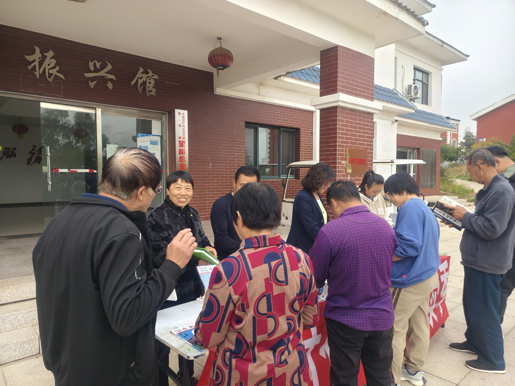 山海关新华书店开展“新时代乡村阅读季”图书进乡村活动
