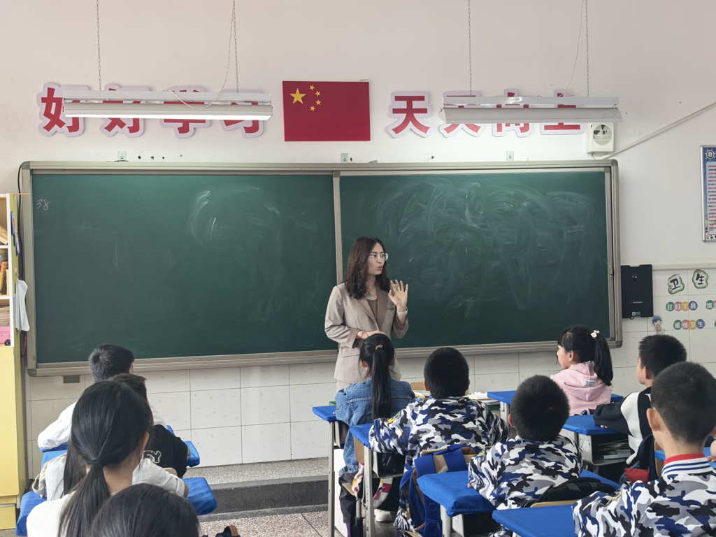 山海关新华书店走进山海关区兴隆小学开展“阅动乡村”校园阅读服务活动