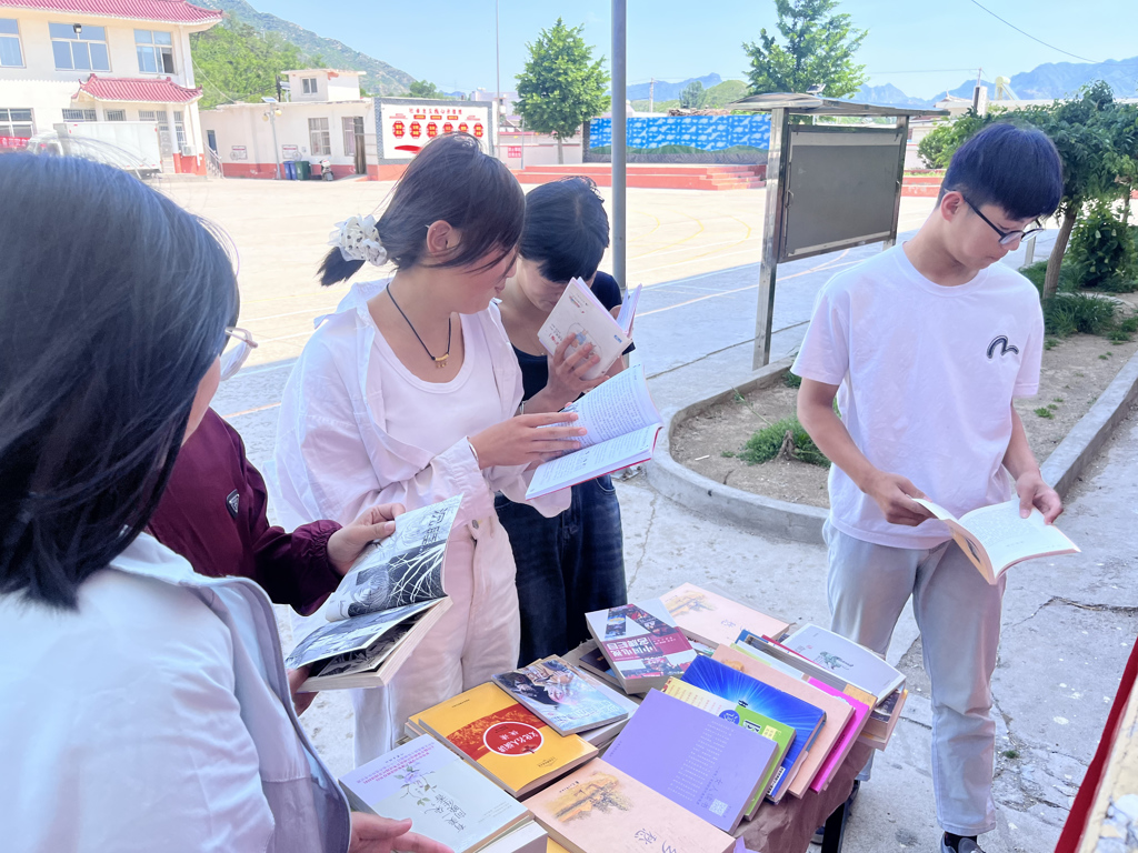 青龙新华书店走进土门子镇中学开展  “阅动乡村”校园阅读服务活动