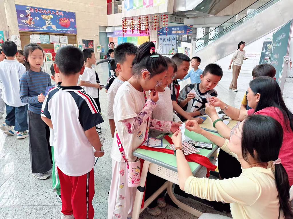 挑战自我 秦皇岛图书大厦开展小学生“铁人三项”活动