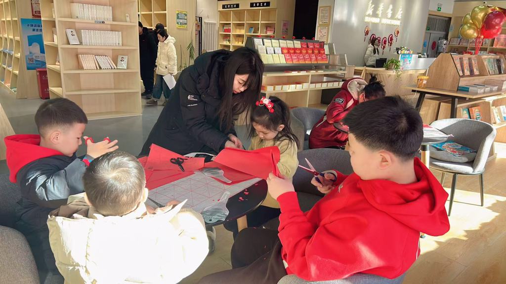 马年窗花奇遇记--抚宁新华书店开展马年新春剪纸研学活动