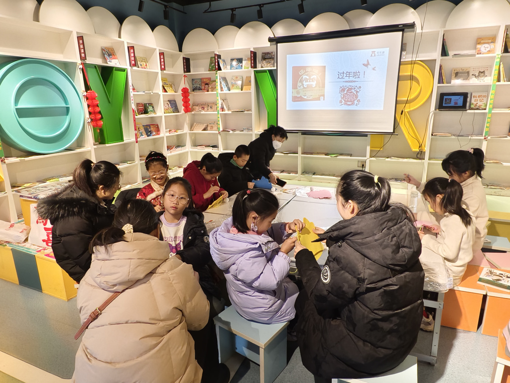 山海关新华书店开展“读经典故事，庆元宵佳节”主题绘本活动
