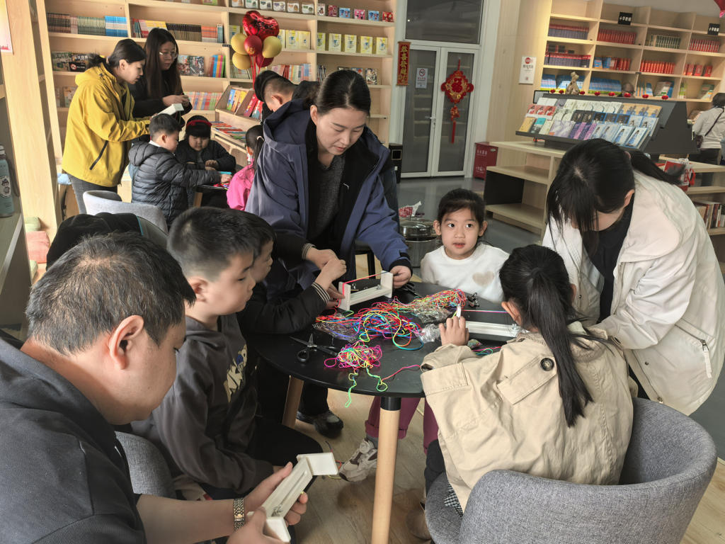 指尖织彩绳 文化润童心 --抚宁新华书店开展五彩手绳编制主题研学活动