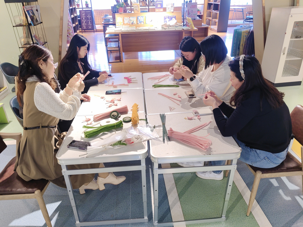 以诗颂芳华 聚力共成长 山海关新华书店举办“关注女性成长 绽放美丽风采”主题诗歌朗诵会
