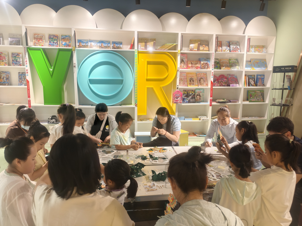 山海关新华•小桔灯绘本馆开展父亲节主题绘本活动