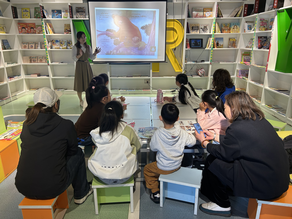 书香润童心 花语寄深情——山海关新华书店开展“以爱告白，致敬妈妈”母亲节主题绘本活动