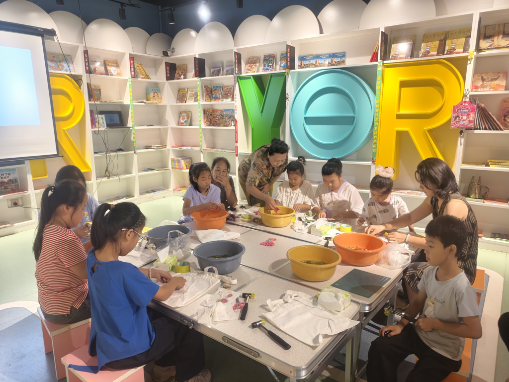 山海关新华•小桔灯绘本馆开展“探索交通工具”主题绘本活动